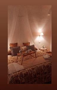 um quarto com uma cama e uma mesa de centro em ARAGONESE 73 em Taranto