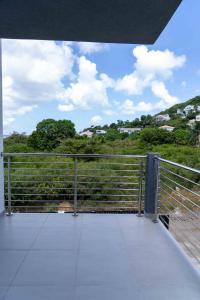Koolbaai的住宿－Spacious 3BR Home with Own Private Cozy Pool，从桥顶上欣赏美景
