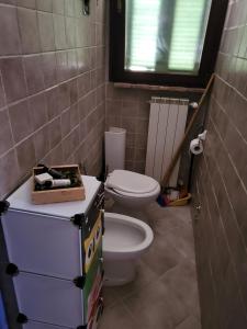 a small bathroom with a toilet and a window at Barbara rooms in Foligno