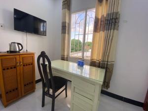 Cette chambre dispose d'une fenêtre et d'un bureau avec une chaise. dans l'établissement Ninh Chử House, à Ninh Hải