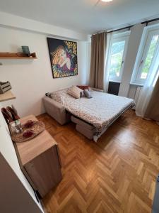 1 dormitorio pequeño con 1 cama y suelo de madera en Bijoux du Cervin, en Breuil-Cervinia