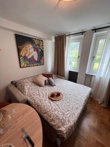 1 dormitorio con 1 cama con mesa y 2 ventanas en Bijoux du Cervin, en Breuil-Cervinia
