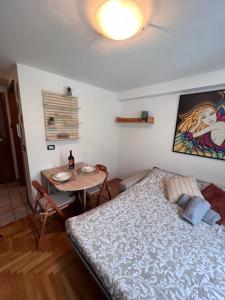 1 dormitorio con cama y mesa pequeña en Bijoux du Cervin, en Breuil-Cervinia
