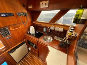 a small kitchen with a stove and a sink at Barco acogedor - Cosy Boat - Barcelona in Barcelona