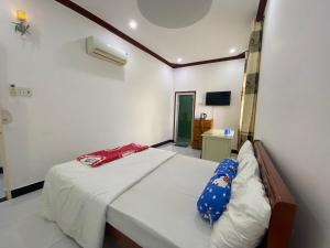 um quarto com uma cama num quarto em Ninh Chử House em Ninh Hải