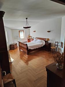 1 dormitorio con 1 cama y suelo de madera en Maison spacieuse idéale pour vacances en famille, en Montbrun-les-Bains