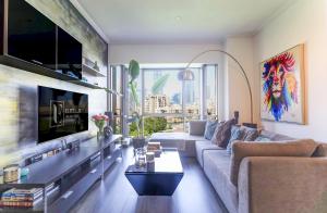 TV a/nebo společenská místnost v ubytování Elite LUX Holiday Homes - Luxe 2BR Stunning Burj Khalifa View Downtown Dubai