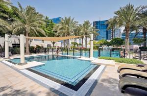 Bazén v ubytování Elite LUX Holiday Homes - Luxe 2BR Stunning Burj Khalifa View Downtown Dubai nebo v jeho okolí