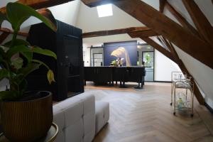 uma sala de estar com um piano ao fundo em Goudgenog em Appingedam