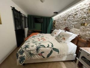 sypialnia z łóżkiem z narzutą kwiatową w obiekcie La demeure de Liers w mieście Sainte-Geneviève-des-Bois