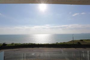 een raam met uitzicht op de oceaan bij BOURNECOAST: 3 BED-SEA VIEWS/BALCONY/GARDEN-HB6314 in Southbourne