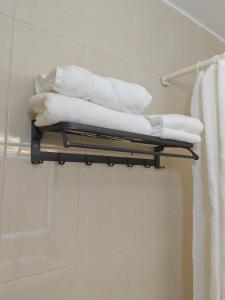 un montón de toallas en un toallero en el baño en Cleopetra Hotel, en Wadi Musa