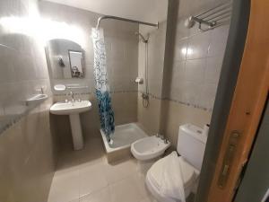 エル・カラファテにあるCALAFATE ANFITEATRO Apartsのトイレと洗面台のあるバスルーム +74枚の写真