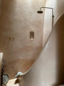 Ett badrum på Riad Wabisabi