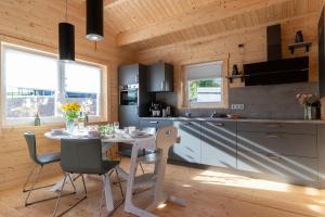 een keuken met een tafel en stoelen in een kamer bij Holzhaus in Diemelsee