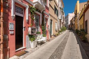 une rue vide dans une ville avec des bâtiments dans l'établissement CHARMING HOUSE con doccia sensoriale e cortile interno - CENTRO STORICO, à Cagliari