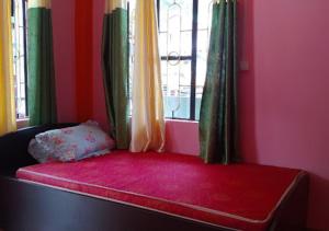 Ένα ή περισσότερα κρεβάτια σε δωμάτιο στο Tamang Homestay by StayApart