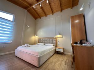 Een bed of bedden in een kamer bij Arial Penthouse Suites
