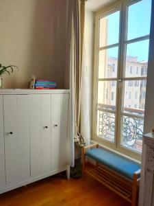 Zimmer mit einem weißen Schrank und einem Fenster in der Unterkunft Charmant Studio Quai Joliette in Marseille