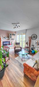 ein Wohnzimmer mit einem Sofa und einem Tisch in der Unterkunft UNDER the SKY in Rijeka
