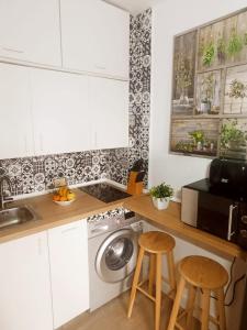 eine Küche mit einer Spüle und einer Waschmaschine in der Unterkunft SUNRISE Vera-naturista in Vera