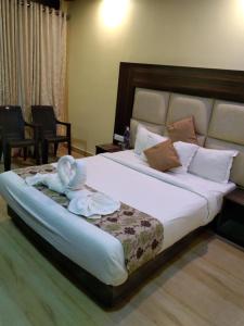 ein Schlafzimmer mit einem großen Bett mit Handtüchern darauf in der Unterkunft Gold India Beach Resort in Havelock Island