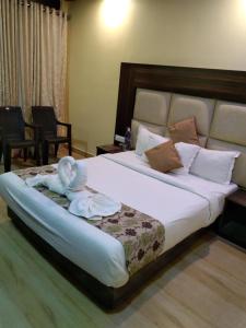 Un dormitorio con una cama grande con toallas. en Gold India Beach Resort, en Isla Havelock