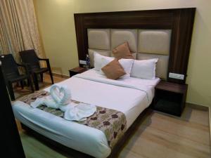 ein Schlafzimmer mit einem großen Bett mit einem großen Kopfteil in der Unterkunft Gold India Beach Resort in Havelock Island