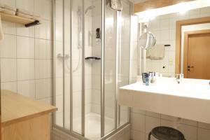 Koupelna v ubytování Hotel Malteinerhof + 37 fotografií