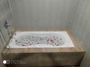 eine Badewanne mit Streuseln im Bad in der Unterkunft Gold India Beach Resort in Havelock Island