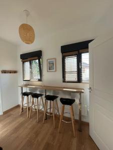 eine Küche mit einem Tisch und Stühlen in einem Zimmer in der Unterkunft Studio 2 personnes à 10 minutes de Paris in Gennevilliers