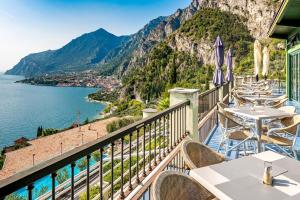 un restaurante con vistas a la costa de Amalfi en Centro Vacanze La Limonaia, en Limone sul Garda