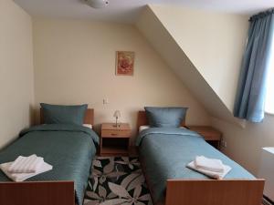 2 camas individuales en una habitación con escalera en Ritters Weinstuben, en Merseburgo