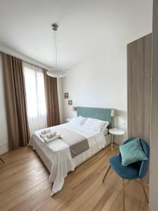 una camera con un grande letto e una sedia blu di Le Tre Orchidee Florence a Firenze