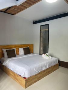 מיטה או מיטות בחדר ב-Mookboonchu Guesthouse ,Kohmook Trang