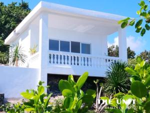 Esperanza的住宿－Clifftop Home with Amazing View，海滩上种有植物的房子