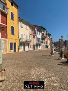 eine Kopfsteinpflasterstraße in einer Stadt mit Gebäuden in der Unterkunft Studio île Martigues in Martigues