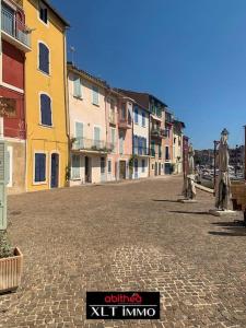 a cobblestone street in a town with buildings at Studio île Martigues in Martigues