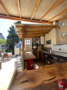 Villa BallesterにあるProyectoQva Glampingのキッチン(大きな木製テーブル、カウンター付)