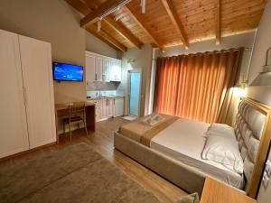 Een bed of bedden in een kamer bij Arial Penthouse Suites