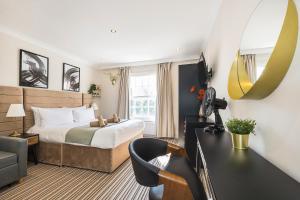 ロンドンにあるVerv Islingtonのベッドとデスクが備わるホテルルームです。