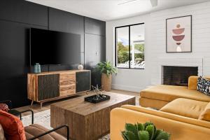 een woonkamer met een televisie en een bank bij The Rad Panda in Phoenix