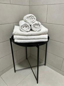 un mucchio di asciugamani su un tavolo in bagno di Adele apartment Costa Adeje ad Adeje
