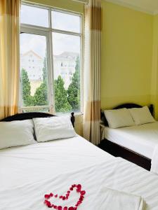 Postel nebo postele na pokoji v ubytování Khách sạn Xuân Quỳnh