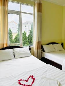 Giường trong phòng chung tại Khách sạn Xuân Quỳnh