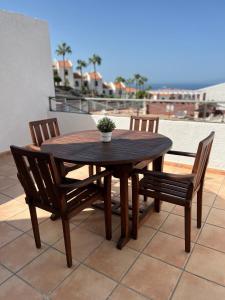 アデへにあるAdele apartment Costa Adejeの木製テーブルと椅子