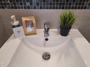 Zdjęcie z galerii obiektu Casa Zoe - Apartamentos en Suite Budha - Buenas vibras! Edificio #LasNaciones w mieście Benalmádena
