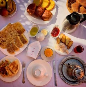 - une table avec des assiettes de produits pour le petit-déjeuner dans l'établissement Riad Anais Marrakech, à Marrakech 30 autres photos