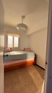 um quarto com uma cama grande e uma janela em ValenciaBeach em Mareny Blau