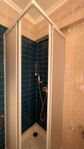 uma casa de banho com chuveiro e azulejos azuis em ValenciaBeach em Mareny Blau